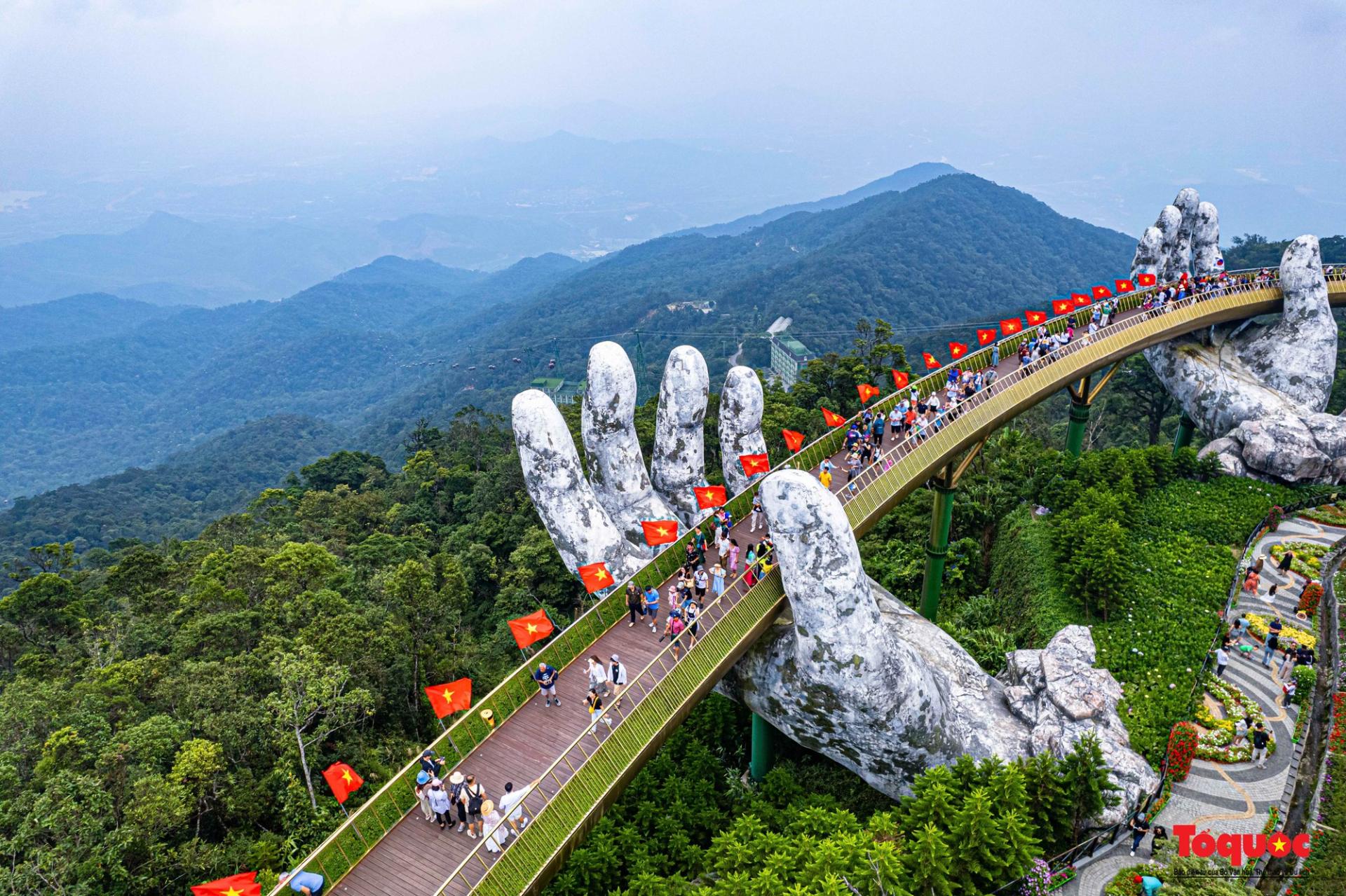 Kiệt tác Cầu Vàng sừng sững giữa lưng chừng mây, tựa dải lụa vàng óng ả được nâng niu bởi đôi bàn tay khổng lồ của đất trời, vươn mình ôm trọn vẻ đẹp hùng vĩ của núi rừng Đà Nẵng.